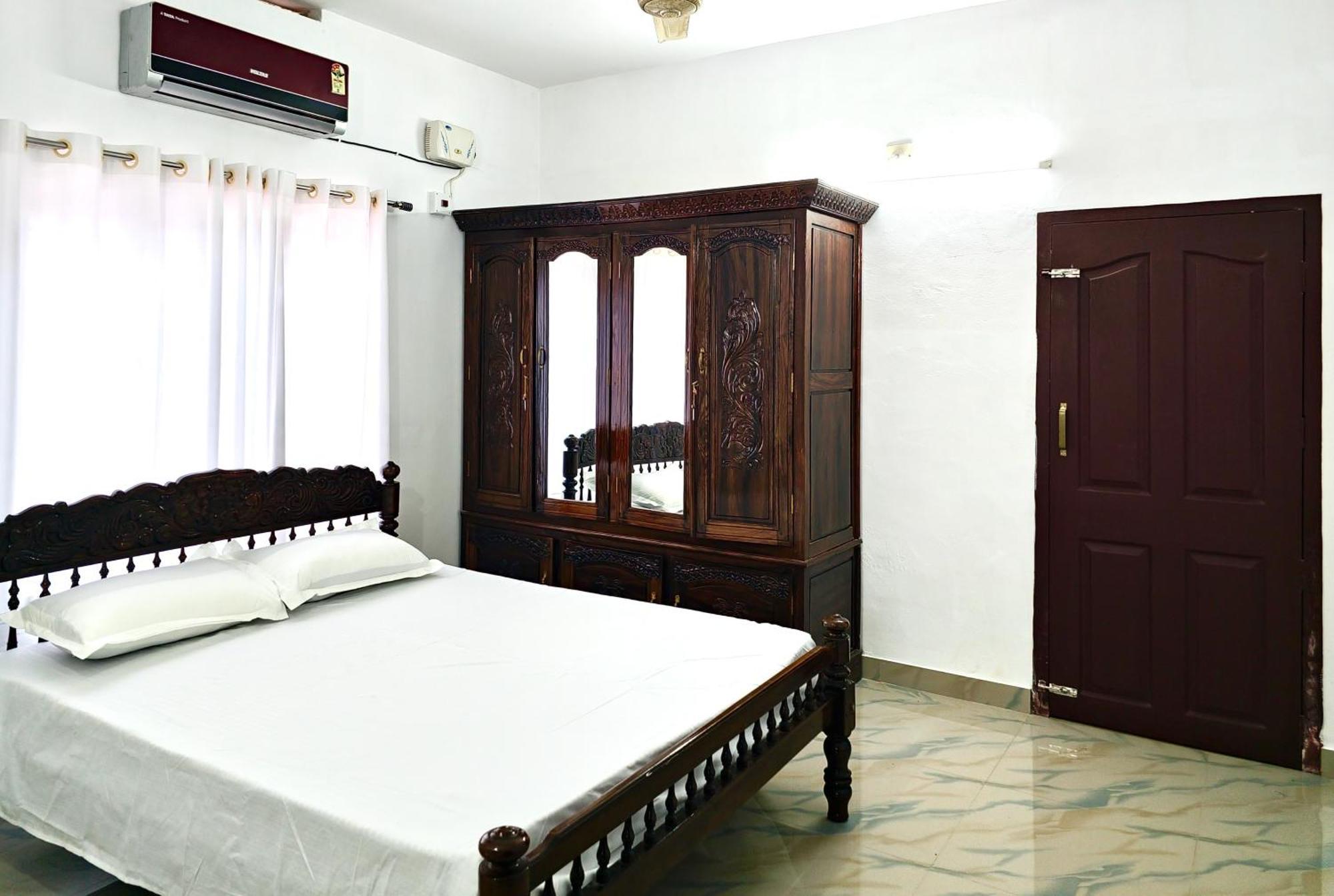 Ambili Riverfront Villa With Party Hall Irimbranallur Exterior photo